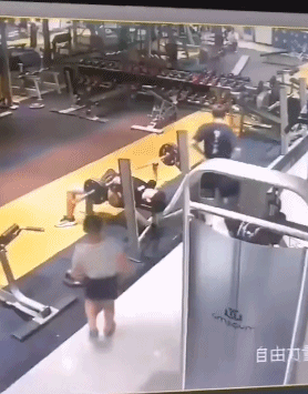 木棉说麻麻 女子在健身房遭男子“误砸”，瞬间倒地不起，网友：健身先健脑?！