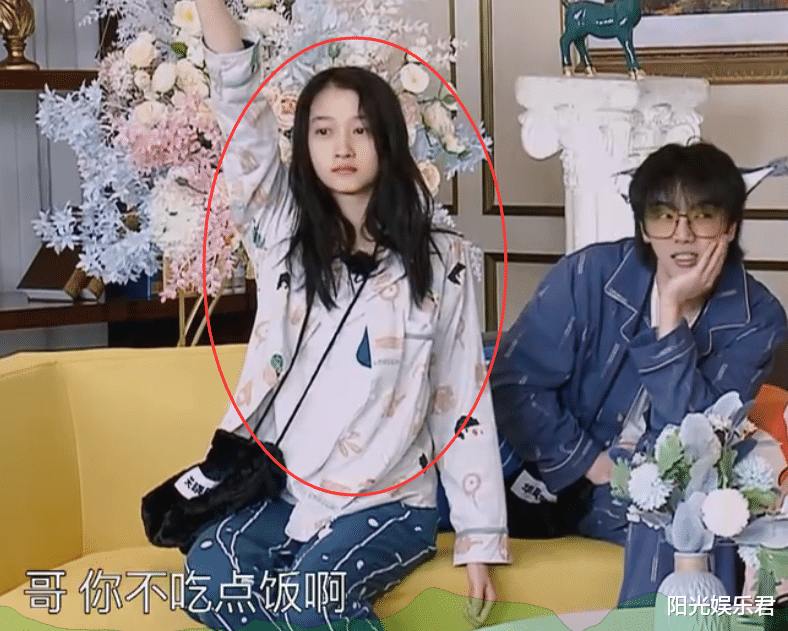 关晓彤|王牌家族被拍“起床照”，范丞丞和精修没差别，关晓彤的素颜太真实了