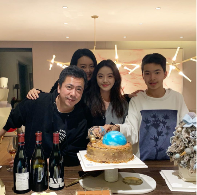 王文也|华谊千金深夜晒男友视角美照，王文也疑与男友度假，海边秀大长腿