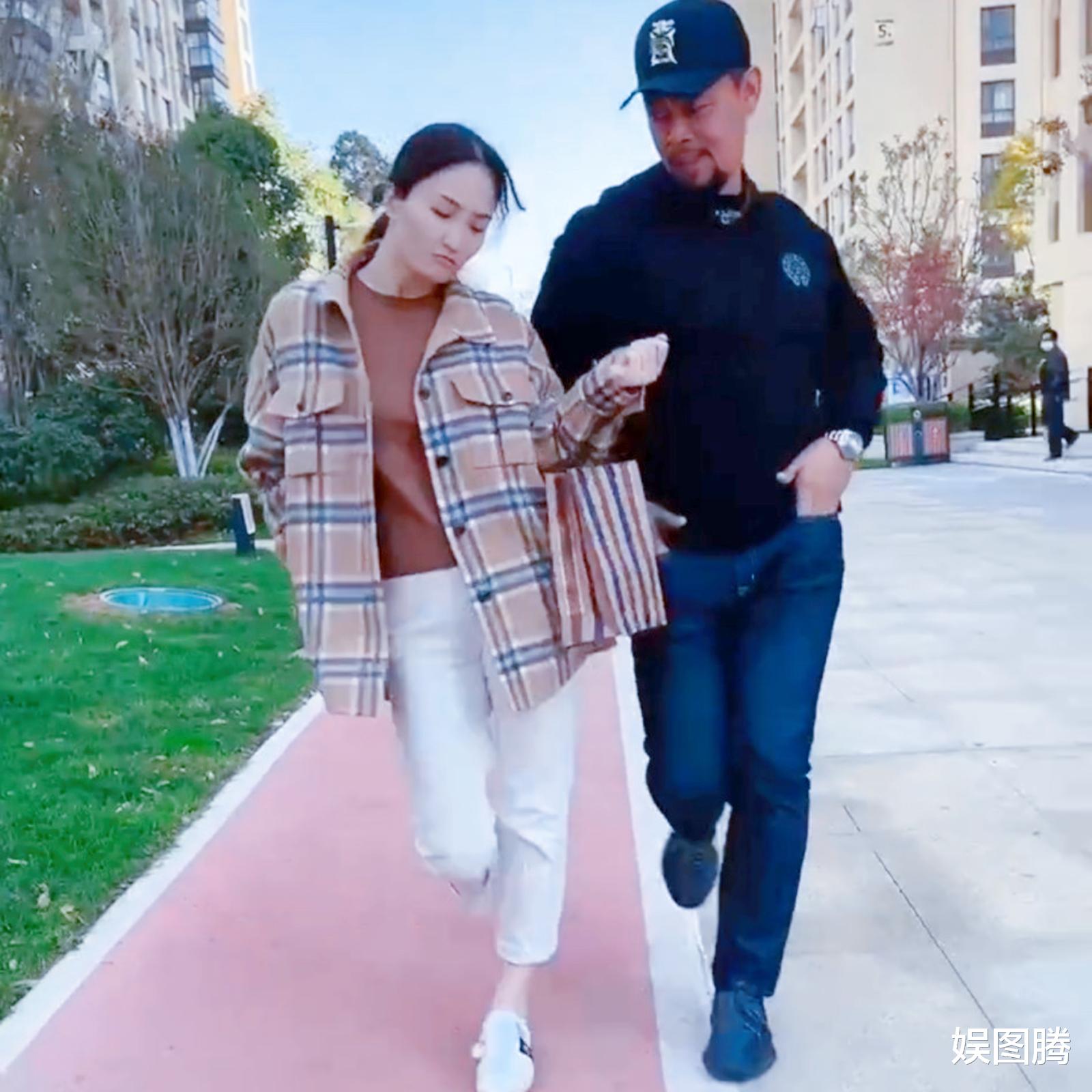 赵本山|48岁“鲁智深”身材变样，腹肌变肚腩，在豪宅与小20岁娇妻秀恩爱