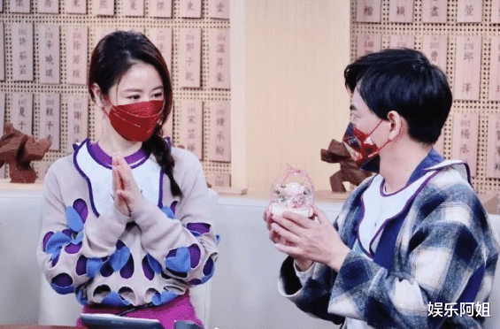 林心如|林心如直播访谈近照释出！扎麻花辫清纯迷人，气质碾压小12岁女星