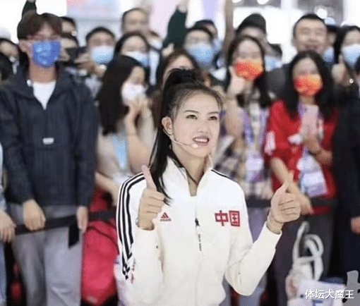 张常宁 女排人气顶流!张常宁高马尾紧身裤亮相进博会,身材颜值太抢镜!