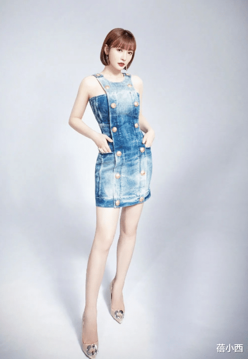 柳岩|以为柳岩把“饱满身材”藏起来，谁知道穿紧身裙亮相，更肆无忌惮