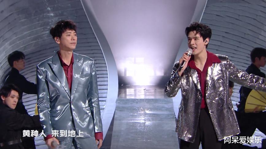 杨幂|2022跨年晚会红黑榜：杨幂飞吻成经典，顶流唱歌跑调带偏专业歌手