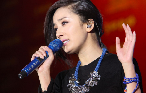 刘亦菲|10年前刘亦菲给打伞的小演员，如今跟她平起平坐，成为一线女星