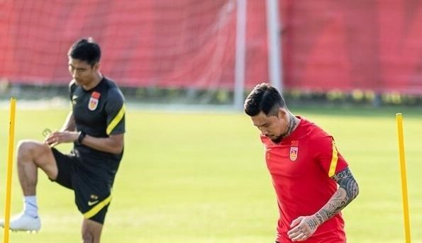 何沐青谈|上港右后卫最佳引援人选浮出水面，如今已成国足主力，值得考虑