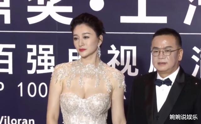 李小冉|李小冉低胸礼服走红毯，傲人身材艳压全场，44岁也不挡美貌风情