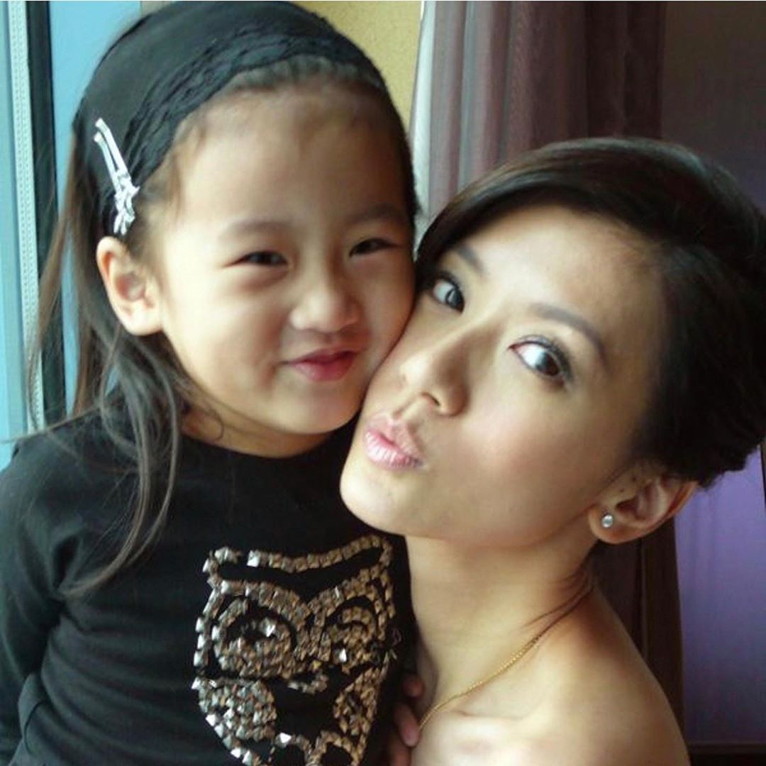 贾静雯|梧桐妹晒全家福身高已赶超贾静雯，咘咘波妞穿搭太老气，全靠颜值支撑