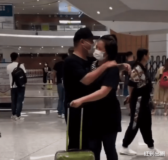 阿哲|?岳云鹏深夜到机场接媳妇，刚见面就搂肩索吻，被郑敏“嫌弃”一把推开