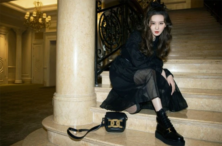 刘诗诗|刘诗诗活动生图曝光，卷发高马尾俏皮可爱，诗与狮的异曲同工之妙