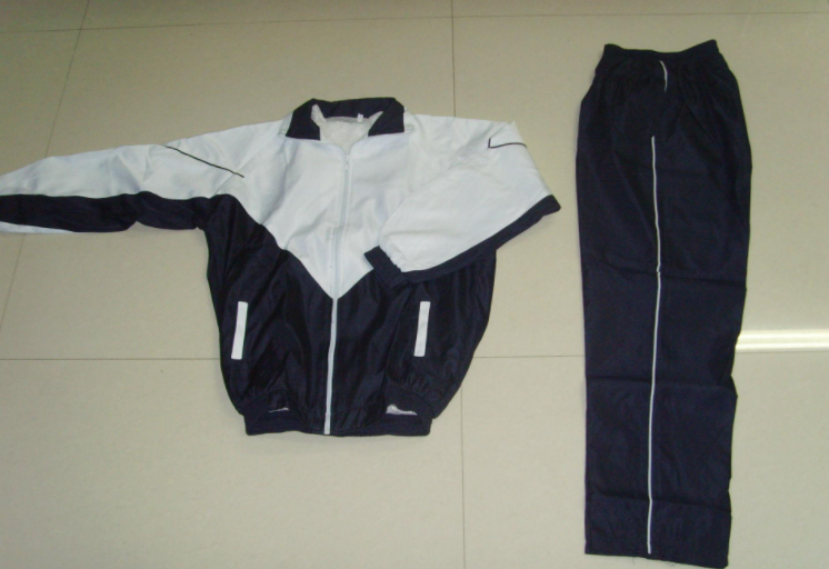 全能辣妈plus|学校推出“天价服装”，宝妈怒签“不同意”，给出的理由戳心了