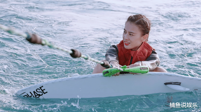 黄圣依|38岁黄圣依冲浪大片曝光！修长细腿好养眼，老公杨子全程赞美