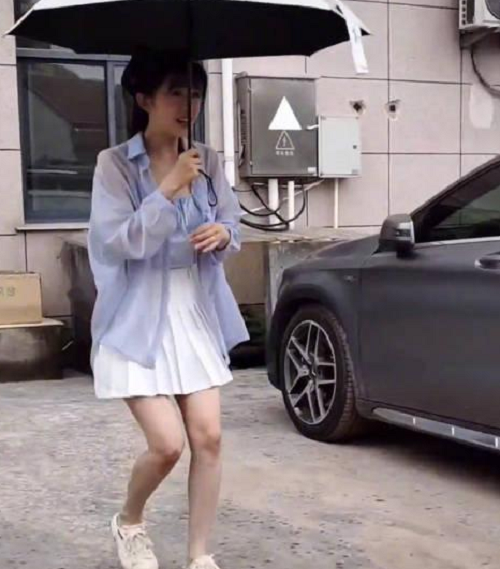 张含韵|有一次深夜，张含韵接到刘德华助理的电话“到刘德华的房间来一下”