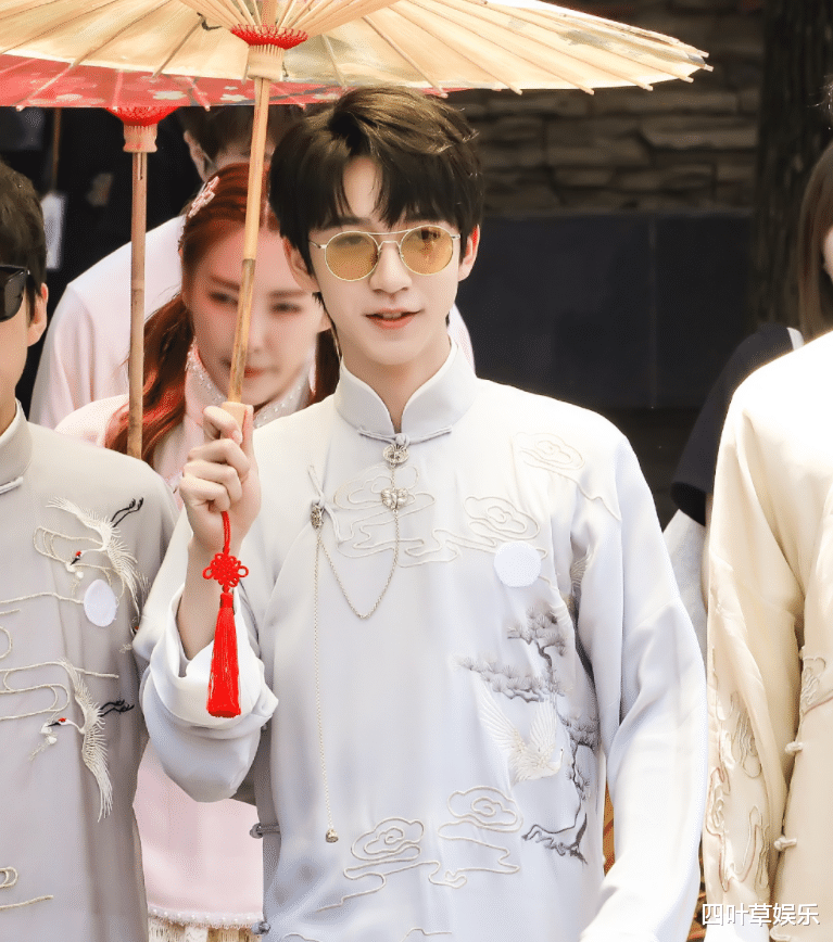 许凯|《快本》路透曝光，嘉宾身穿国风长袍，张彬彬许凯颜值让人看愣