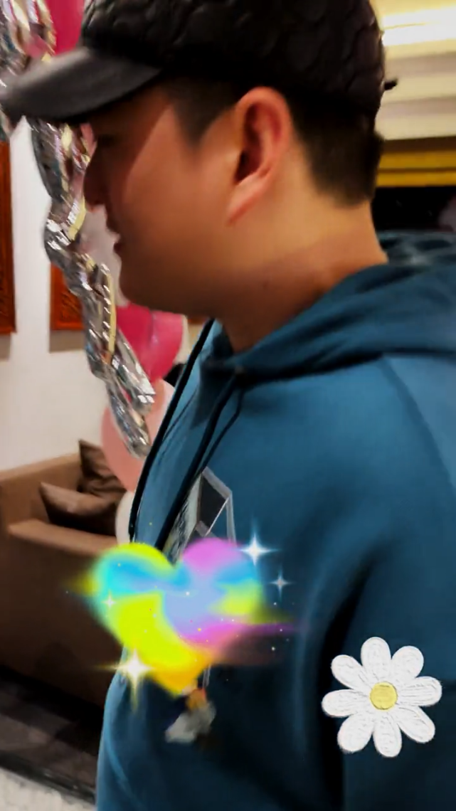 赵本山|赵本山为妻子马丽娟庆生，头戴米老鼠显年轻，龙凤胎儿女都出镜