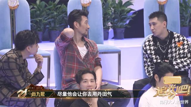 周焯华|尚九熙在追光舞台完成首次公演，看到他的表现，网友直呼燃爆了