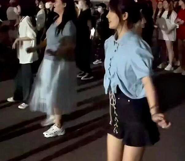 文风雨 真香现场！高校封校女生对着男寝跳广场舞，男生：这谁顶得住