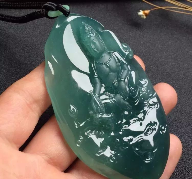 翡翠|一时兴起又买了块翡翠原石，做出来的成品连自己都叹为观止！