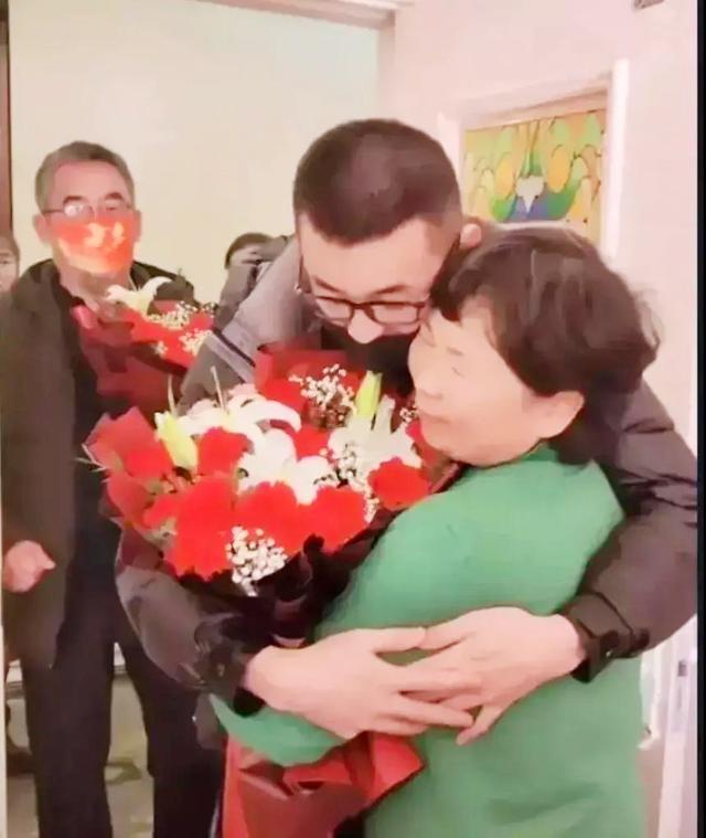 姚策|抱姚策脸歪向一边，抱蝌蚪宝脸贴脸，杜新枝抱人动作反映真实内心