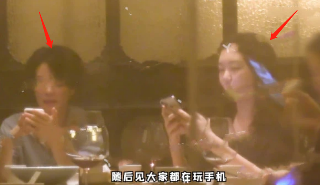 王嘉尔|52岁王菲穿低领裙拍广告！脖子戴超大金属项圈，身段完美皮肤白嫩