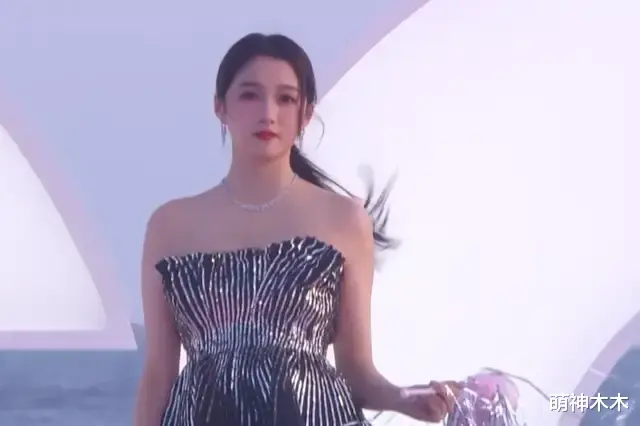 迪丽热巴|GQ后续也精彩！龚俊隔空发表获奖感言，官方放图全员变锥子脸