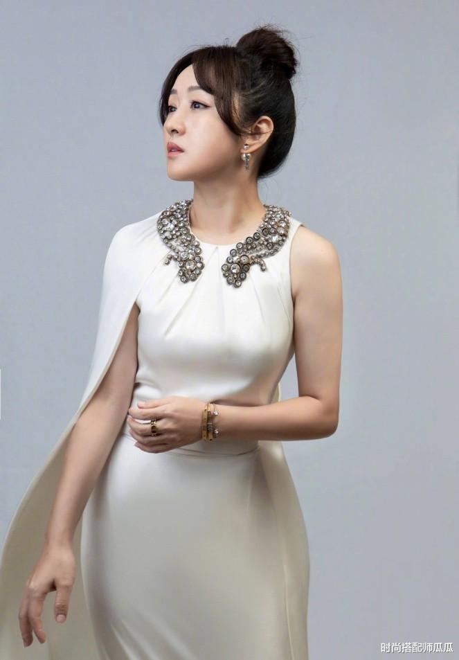 穿衣搭配|杨钰莹这次真不太美，“奶奶造型”压气质又沉闷，看着老十岁不止