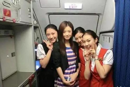 舜网 明星与飞机工作人员合照，神仙姐姐全素颜出镜，清秀精致的五官非常养眼