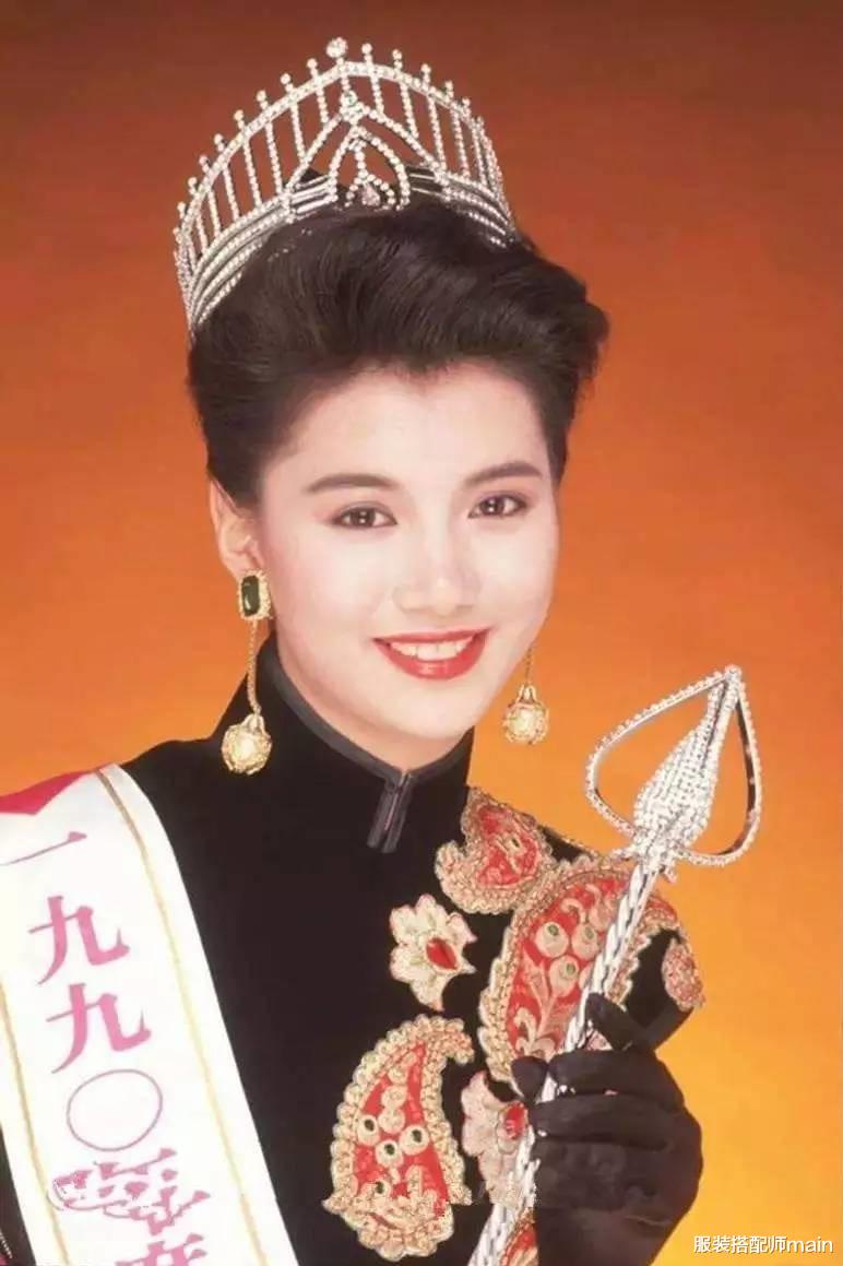 服装搭配师main|19岁成名，两届金像奖影后，脾气暴说话直，却被张智霖独宠30年