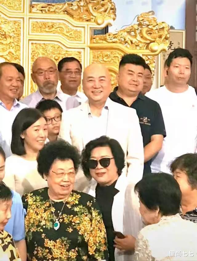 里尚七七|迟重瑞罕见陪妻现身，80岁富婆珠光宝气，一头黑发比68岁的他年轻