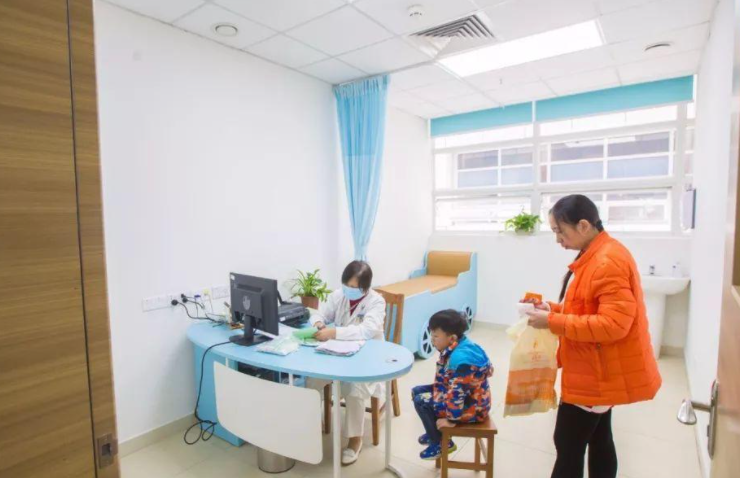 美芽妈妈 9岁女孩喝了“一口水”，导致食管报废，元凶很多家里都有