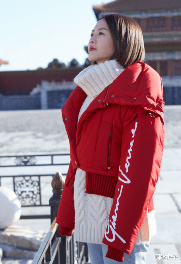 穿衣搭配 谭维维“超女”变“霸女”，穿大红色羽绒衣也掩盖不住好身材，一头短发干净利落