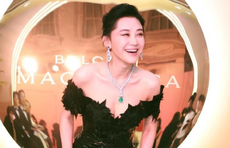 花匠小美 52岁许晴同框30岁杨洋，明明能算是两辈人，看着却像“姐弟”