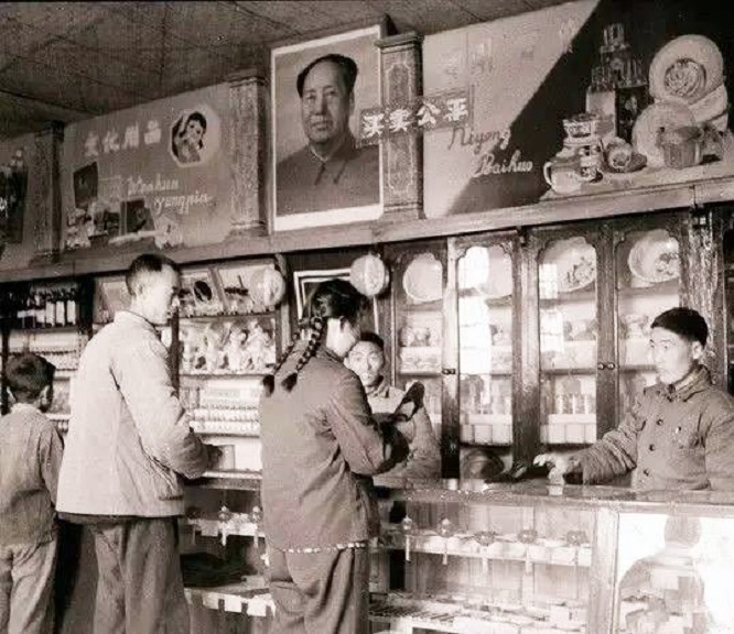 男子假冒军人到商店卖相机,路人识破他身份后被判枪决,为什么?