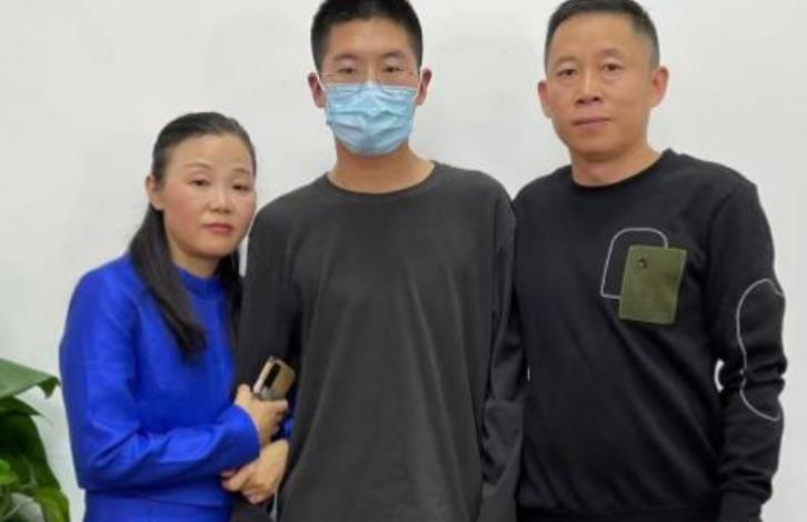 深圳市|孙卓回深圳后，接弟弟放学回家画面超温馨，卓卓吃烤肠心情大好