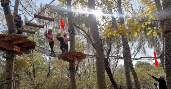 贾云馨|9岁甜馨打针视频曝光!扎针不怕疼一直哈哈笑,三层眼皮酷似亲妈!