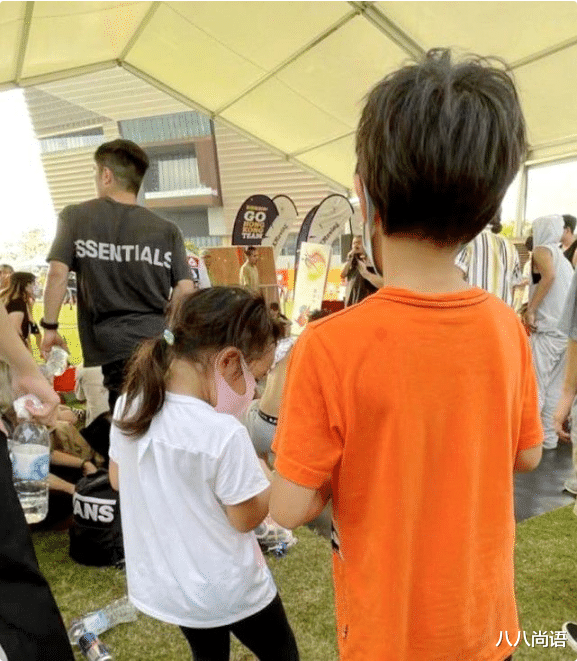 霍启刚|霍启刚带娃参与活动，女儿发型凌乱儿子像留守儿童，郭晶晶看到没