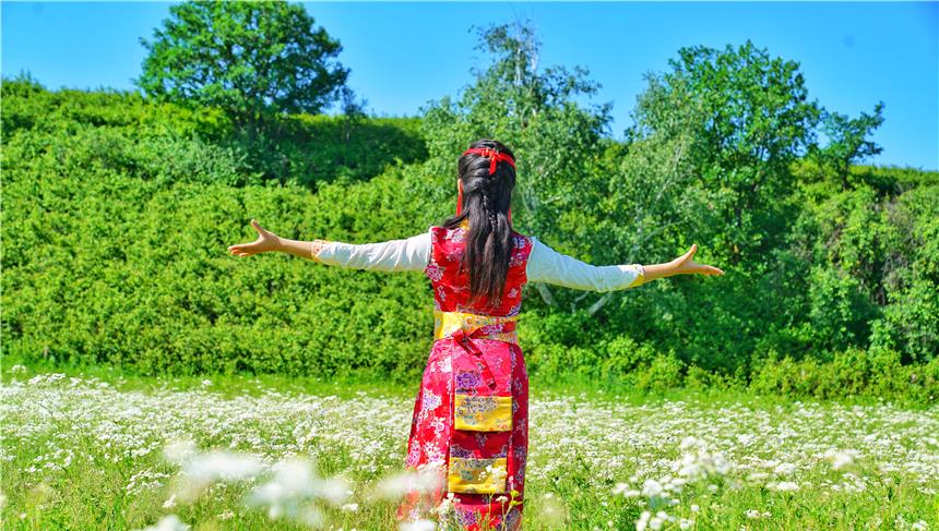 琳妹儿说|夏天避暑目的地首选，内蒙这个草原牧场很凉爽，和梅花鹿羊驼嬉戏