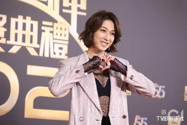 钟嘉欣|钟嘉欣回应失落视后自认看淡奖项，网友猜测或跟合约有关