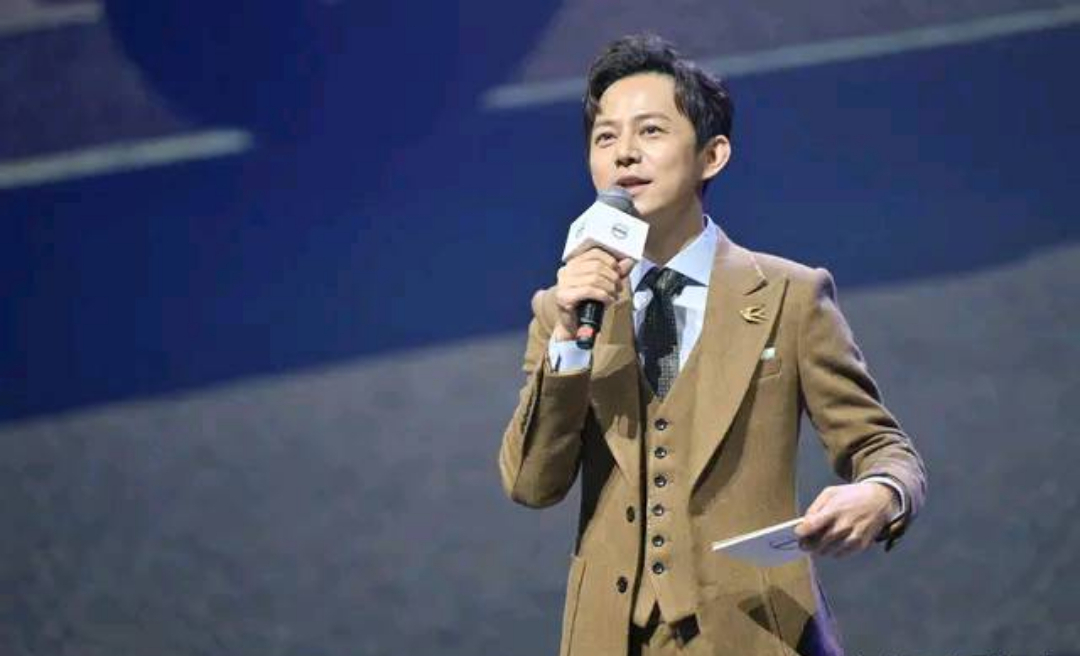 何炅|何炅“四宗罪”跌落神坛？从万人捧到遭唾弃，牵手照只是冰山一角