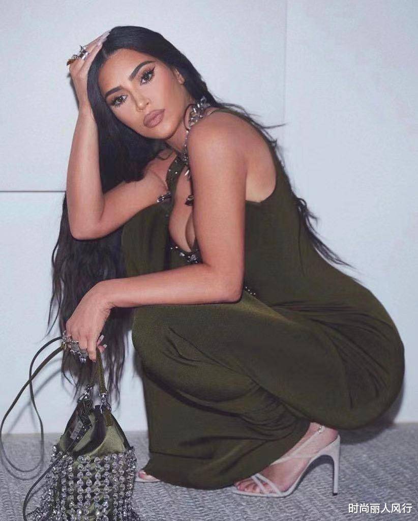 金·卡戴珊|金卡戴珊穿长裙扮女王！拎钻石包满身珠光宝气，下蹲难挡魔鬼身材