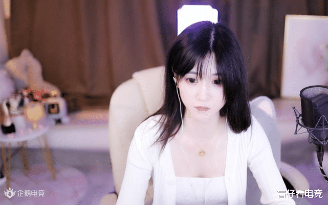 穿衣搭配|沫子晒黑丝照，遭吐槽都破洞了，水友调侃：还是瑶哥的黑丝得劲