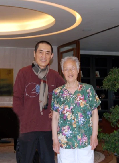 张艺谋|张艺谋夺得第十座金鸡奖杯，首谈母亲去世：这个奖是给她的