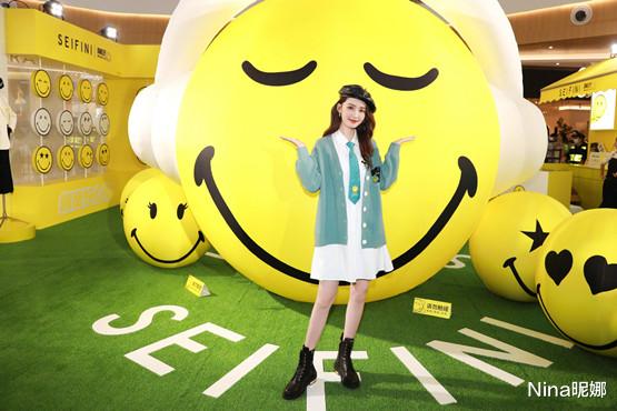 李沁|李沁用力过猛！穿大衣内长外短赶飞机，粗线围巾蟒蛇式缠绕太夸张