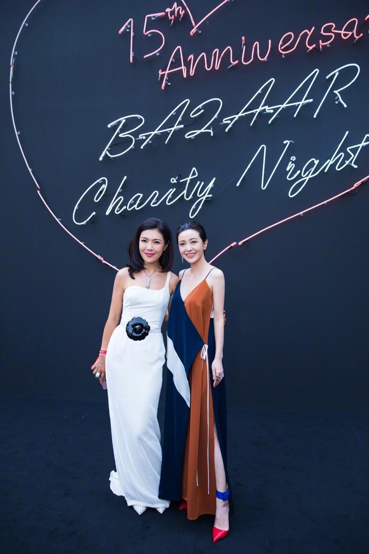 发型 郭采洁弄着油头的发型真个性，穿着女人的裙子，却弄着男人的发型