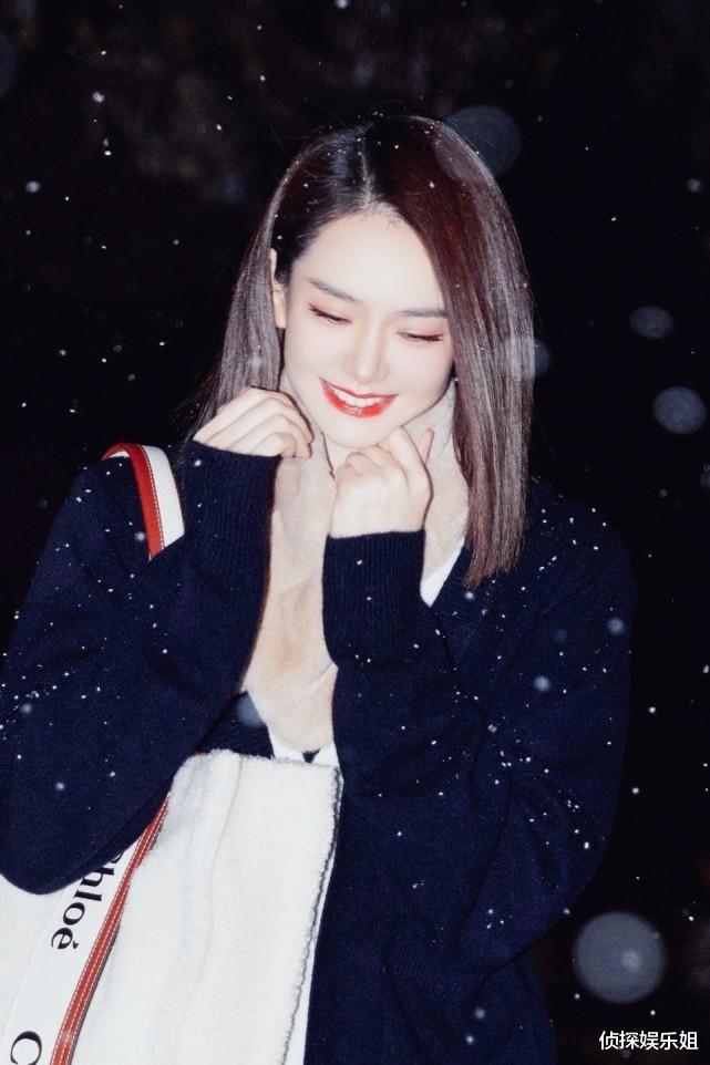 戚薇|37岁戚薇活动生图曝光，真人巨瘦巨白，网友直呼脸只有女生拳头大