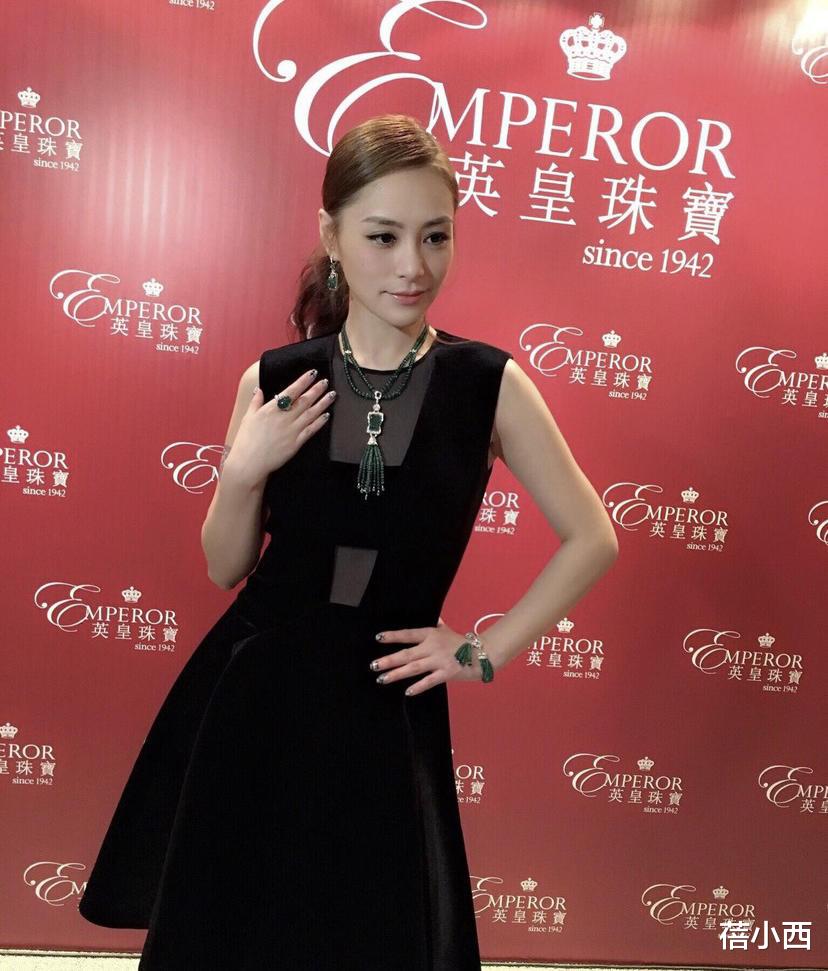 蓓小西|阿娇钟欣潼不在乎身材了吗？穿得松松垮垮走机场，不过还挺洋气的