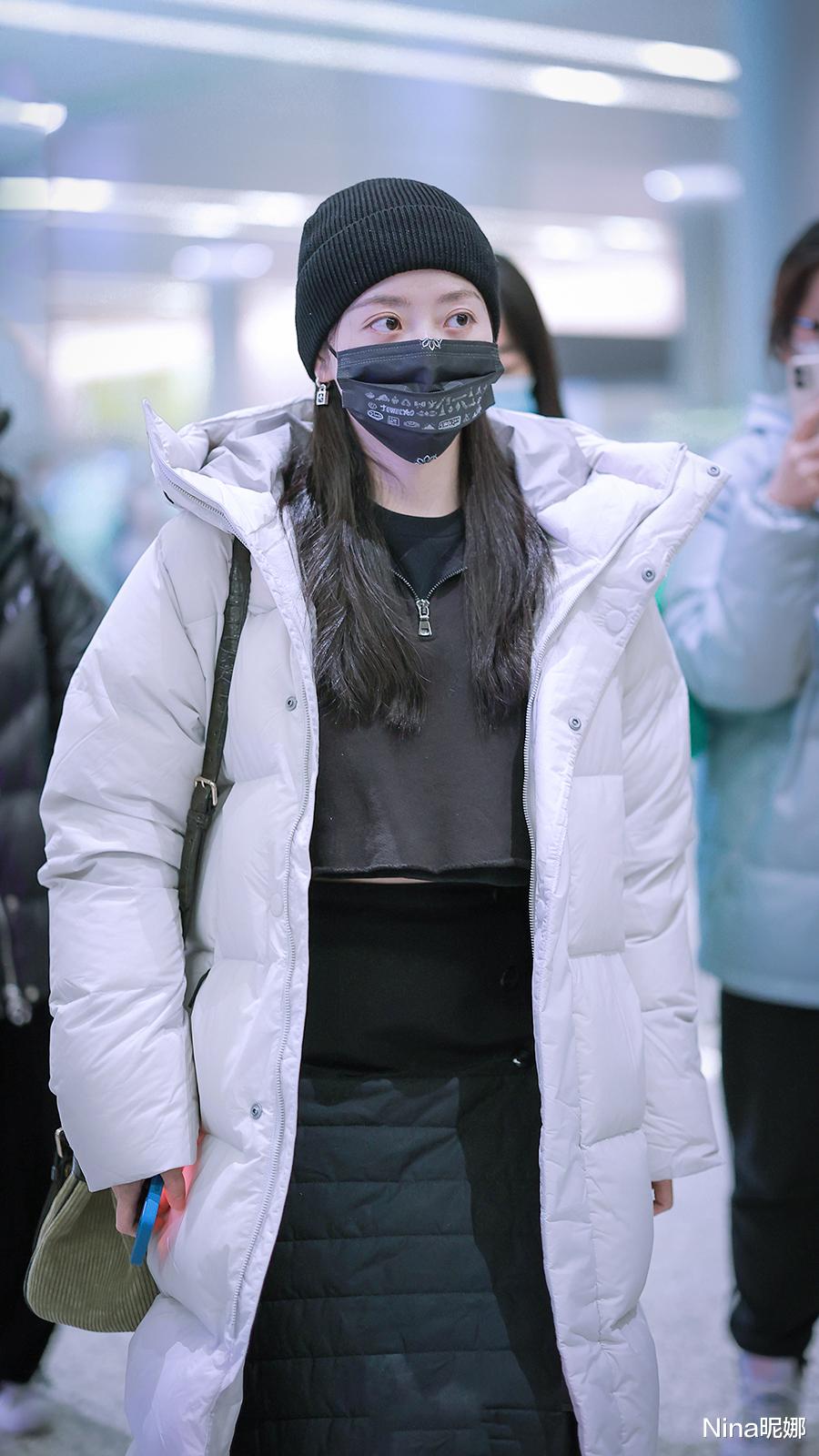 张靓颖|张靓颖罕携男友赶飞机！穿羽绒服内搭露脐装不怕冷，小男友推行李真爷们