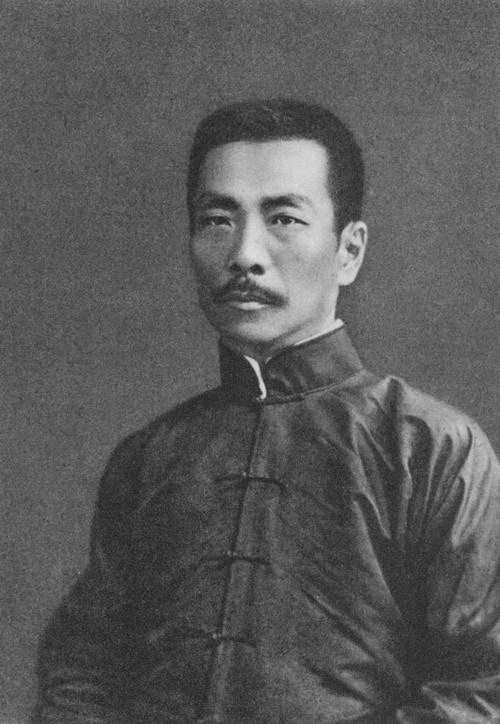 闲聊随心说 郭沫若4字嘲讽鲁迅，鲁迅加1字回怼，世人笑称：这便是郭沫若一生