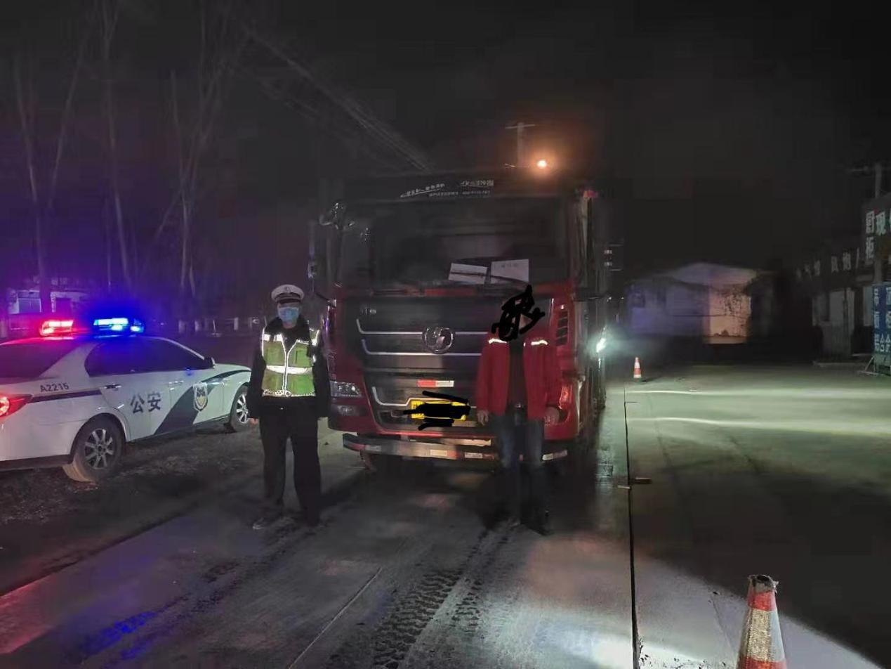 用户_老陕拍视 西安高新交警集中警力夜查治理货车超载   消除路面隐患