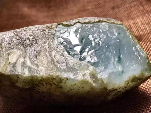 翡翠|不起眼的老后江翡翠原石,开窗暴涨,玉肉似果冻般诱人!